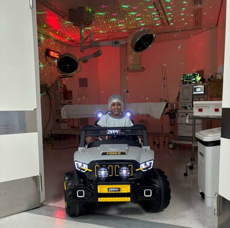 Carro motorizado no centro cirúrgico do Hospital Municipal Materno Infantil (HMMI)