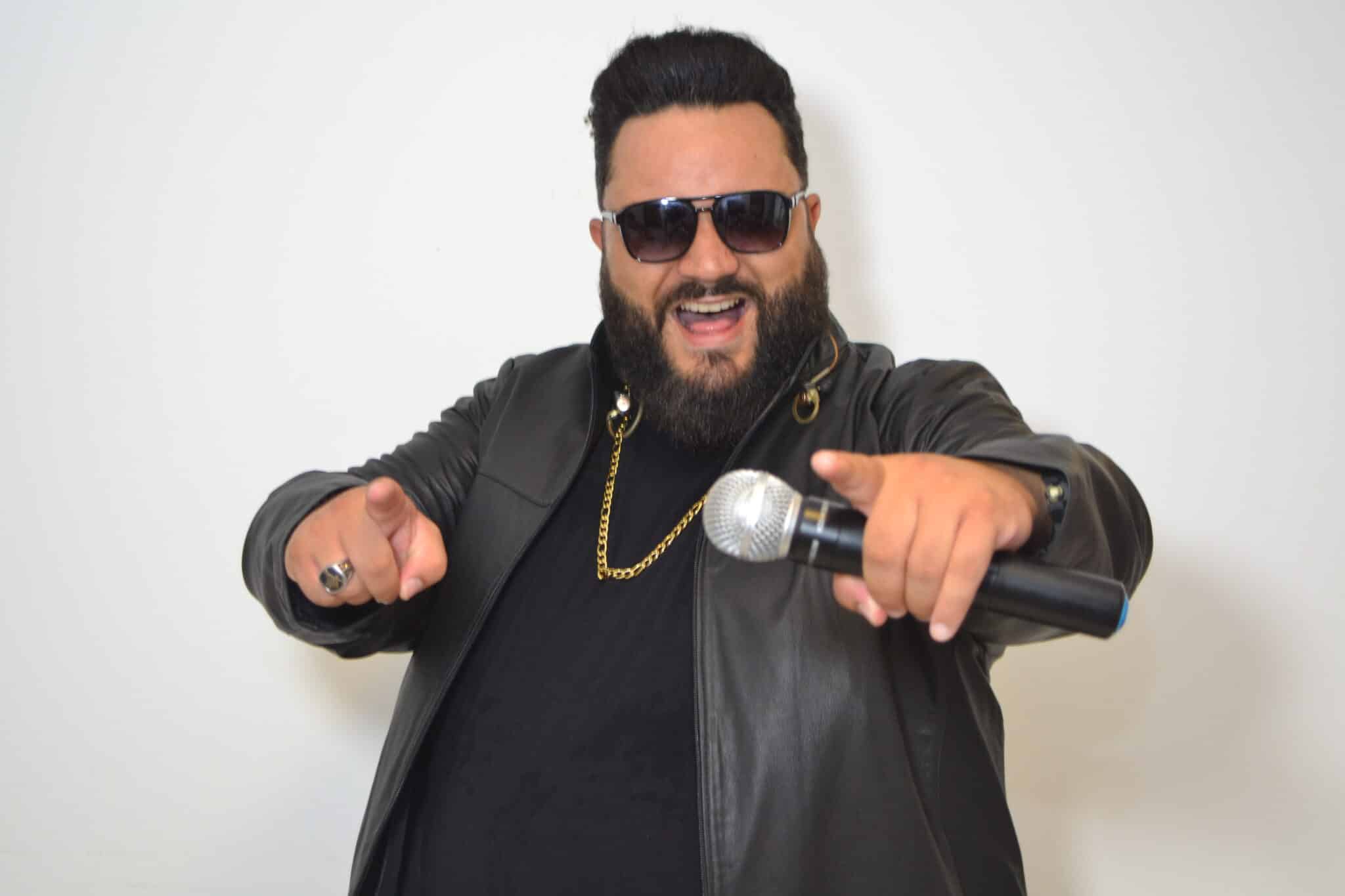 Henrique Fontoura anima o happy hour do Masterplace Mall com sertanejo universitário e músicas inéditas do EP 'Benefícios da Bebida'. Foto: Divulgação