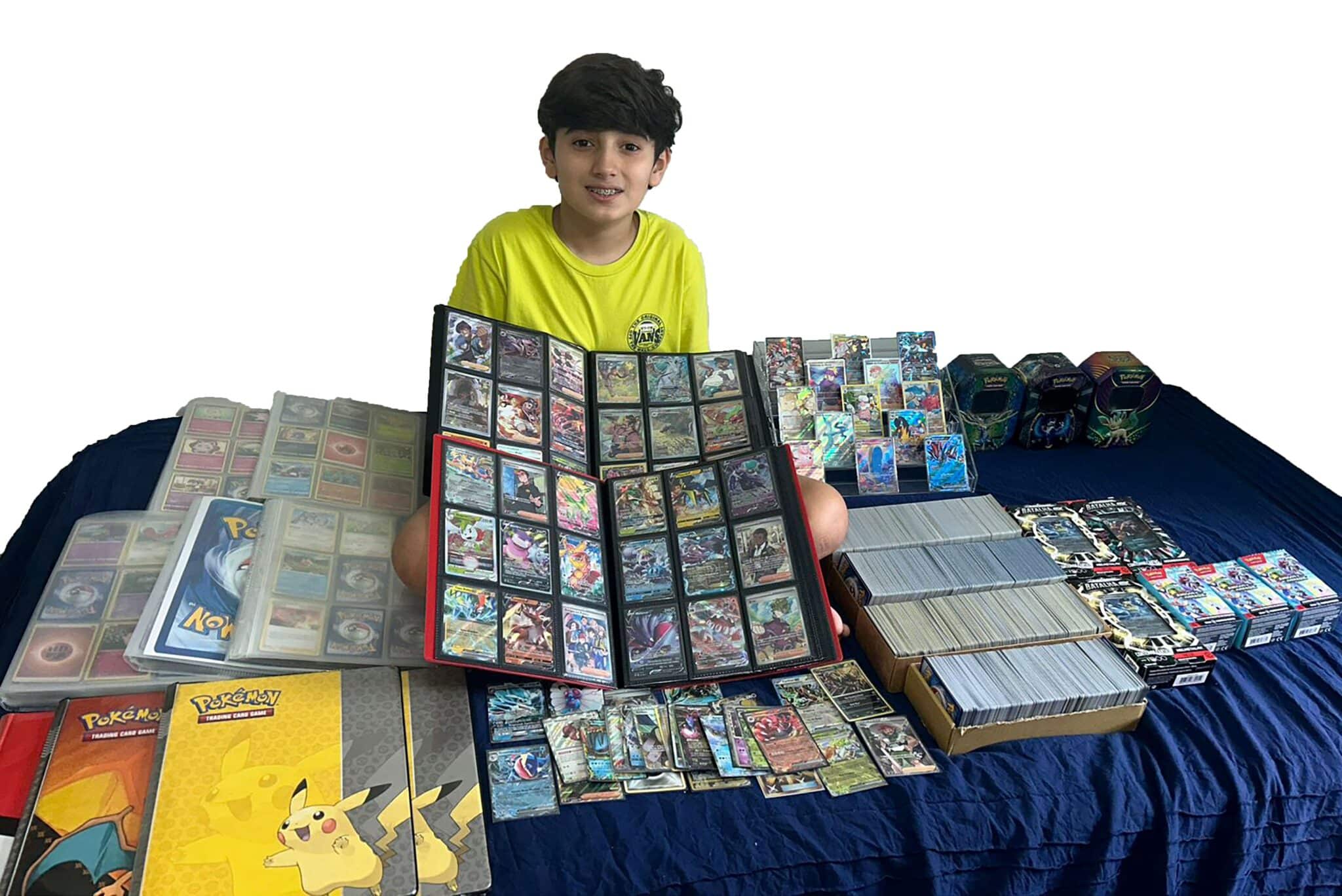Enzo, 12 anos, exibe 5 mil cartas de Pokémon ao lado de relíquias do Império no Encontro Nacional de Multicolecionismo. Foto: Divulgação