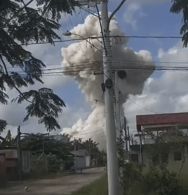 Fumaça provocada pela explosão em uma fábrica na zona rural de São Mateus, no Norte do Espírito Santo, na manhã desta quarta-feira (21)