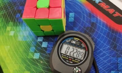 Cubistas de todo o país testam velocidade e estratégia na competição de cubo mágico do DNFools 2025. Foto: Divulgação