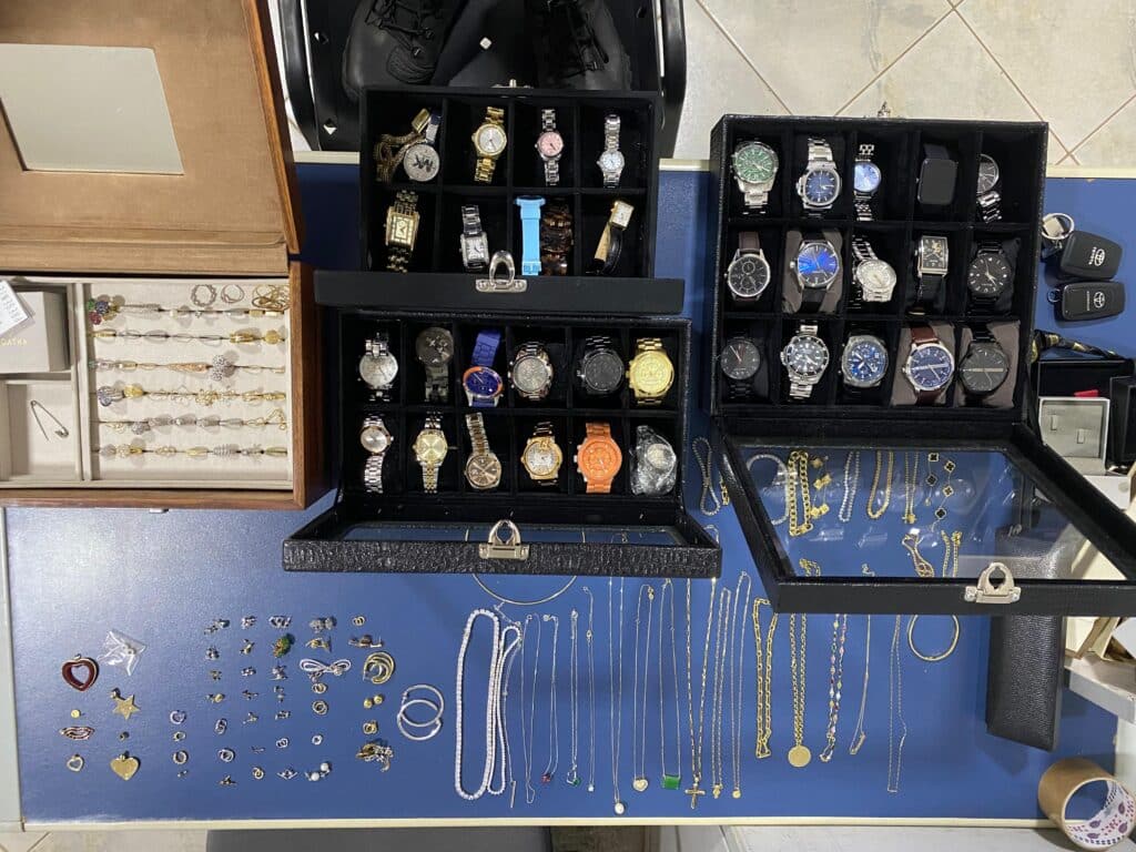 Joias apreendidas na casa da suspeita em Cachoeiro