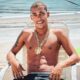 Prisão de MC Poze pelo DRE-RJ expõe elo entre funk e facção: investigações revelam que shows em áreas do Comando Vermelho revertiam lucros para o tráfico, enquanto letras incentivavam violência e uso de armas, reforçando padrão já registrado em 2020. Foto: Reprodução da internet