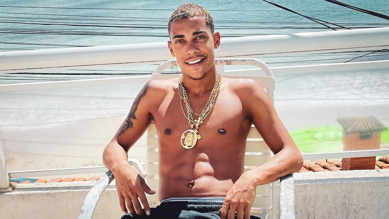 Prisão de MC Poze pelo DRE-RJ expõe elo entre funk e facção: investigações revelam que shows em áreas do Comando Vermelho revertiam lucros para o tráfico, enquanto letras incentivavam violência e uso de armas, reforçando padrão já registrado em 2020. Foto: Reprodução da internet