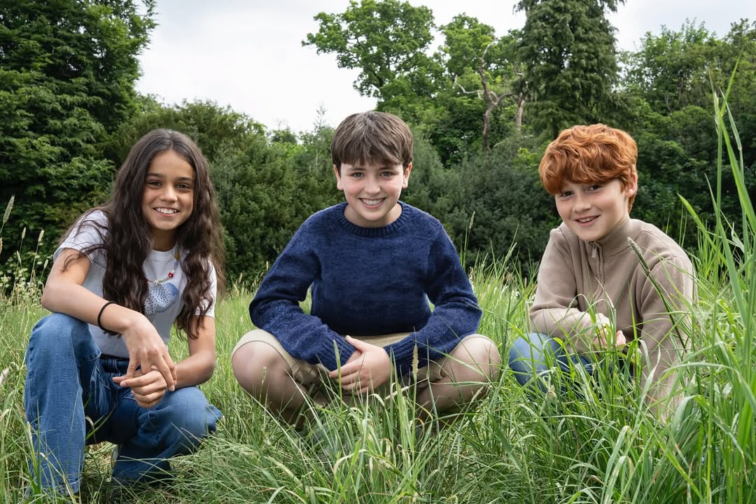 HBO revela Novo Trio de Hogwarts para série de Harry Potter: filmagens começam em 2025 com Dominic McLaughlin (Harry), Arabella Stanton (Hermione) e Alastair Stout (Ron), em adaptação que explorará nuances literárias ignoradas nos filmes originais. Foto: Reprodução/Instagram