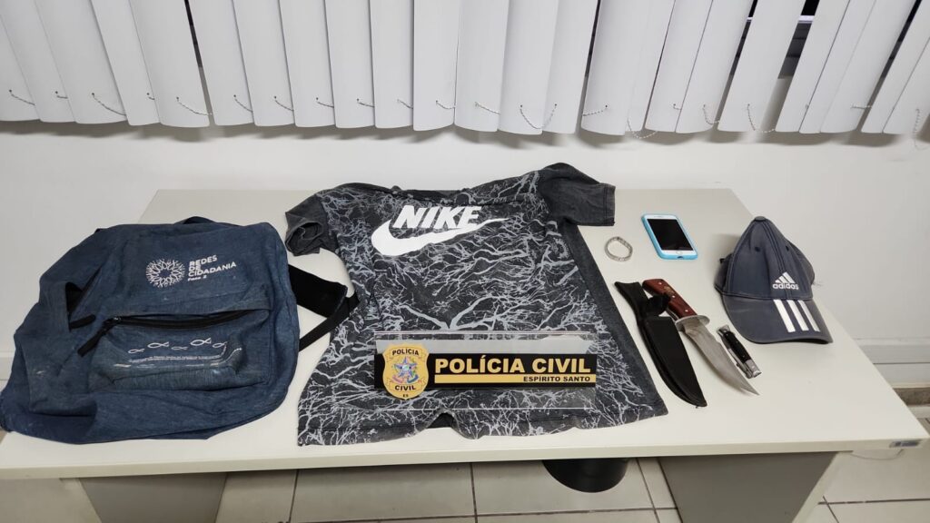Objetos apreendidos com o suspeito, incluindo roupas, mochila, boné, faca e pulseira usadas no dia do crime