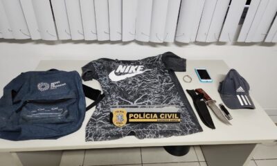 Objetos apreendidos com o suspeito, incluindo roupas, mochila, boné, faca e pulseira usadas no dia do crime