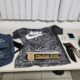 Objetos apreendidos com o suspeito, incluindo roupas, mochila, boné, faca e pulseira usadas no dia do crime