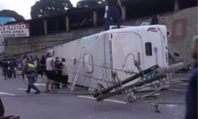 Ônibus do Transcol tomba após bater em poste na rodovia José Henrique Sette, em Cariacica; acidente ocorreu próximo ao PA de Alto Lage
