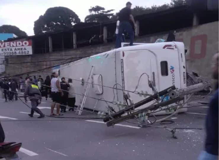 Ônibus do Transcol tomba após bater em poste na rodovia José Henrique Sette, em Cariacica; acidente ocorreu próximo ao PA de Alto Lage