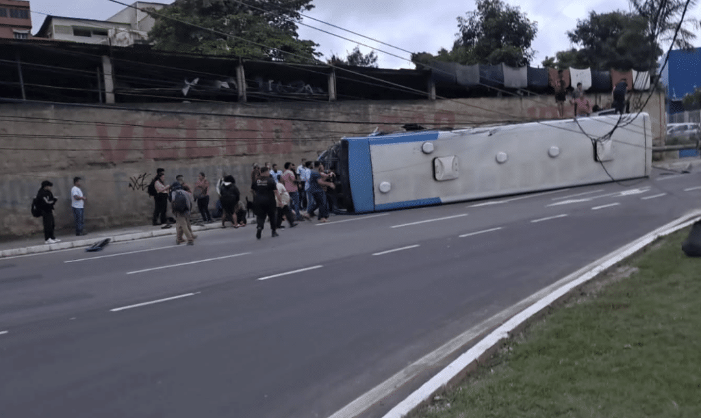 Ônibus do sistema Transcol tombou após bater em um poste na Rodovia Governador José Henrique Sette, em Cariacica