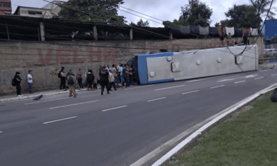 Ônibus do sistema Transcol tombou após bater em um poste na Rodovia Governador José Henrique Sette, em Cariacica