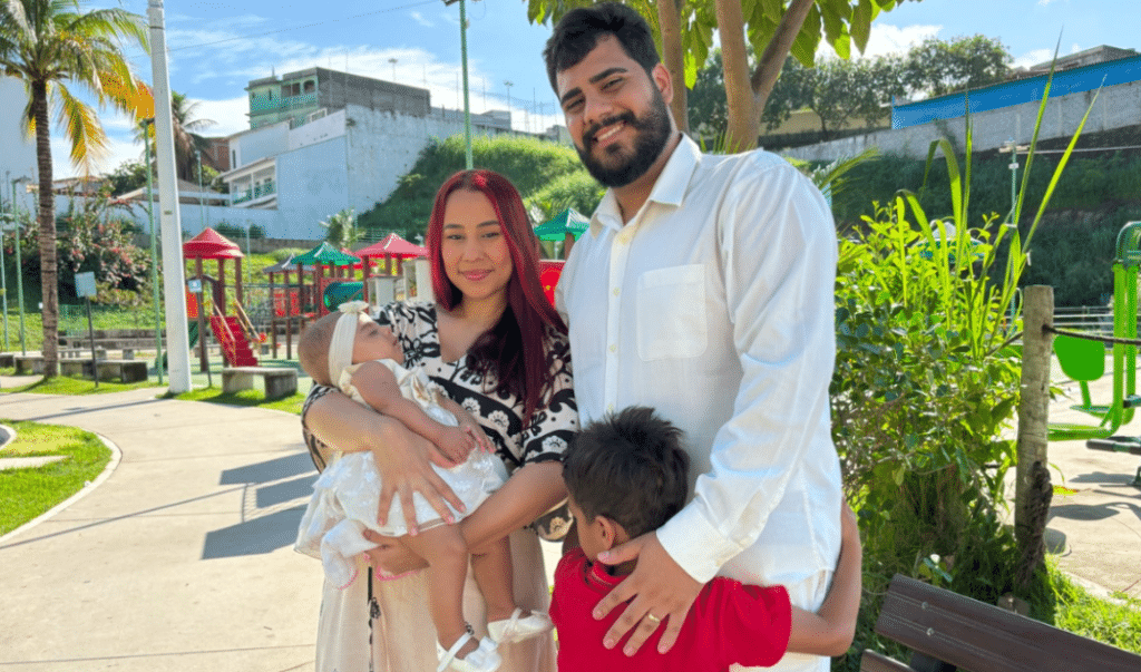 Renan e Emmanuelle Lima acolheram Pedro por meio do apadrinhamento afetivo e compartilham com ele momentos de carinho e convivência familiar