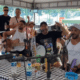 Roda de samba reúne moradores no Mercado Municipal de Cariacica durante o Samba da Comunidade, evento gratuito que transforma o espaço em palco de cultura popular com clássicos do gênero. Foto: Reprodução/Instagram