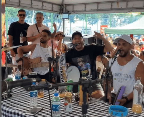 Roda de samba reúne moradores no Mercado Municipal de Cariacica durante o Samba da Comunidade, evento gratuito que transforma o espaço em palco de cultura popular com clássicos do gênero. Foto: Reprodução/Instagram