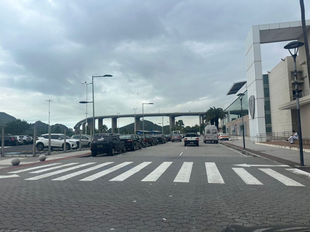 Tempo nublado na Enseada do Suá, em Vitória