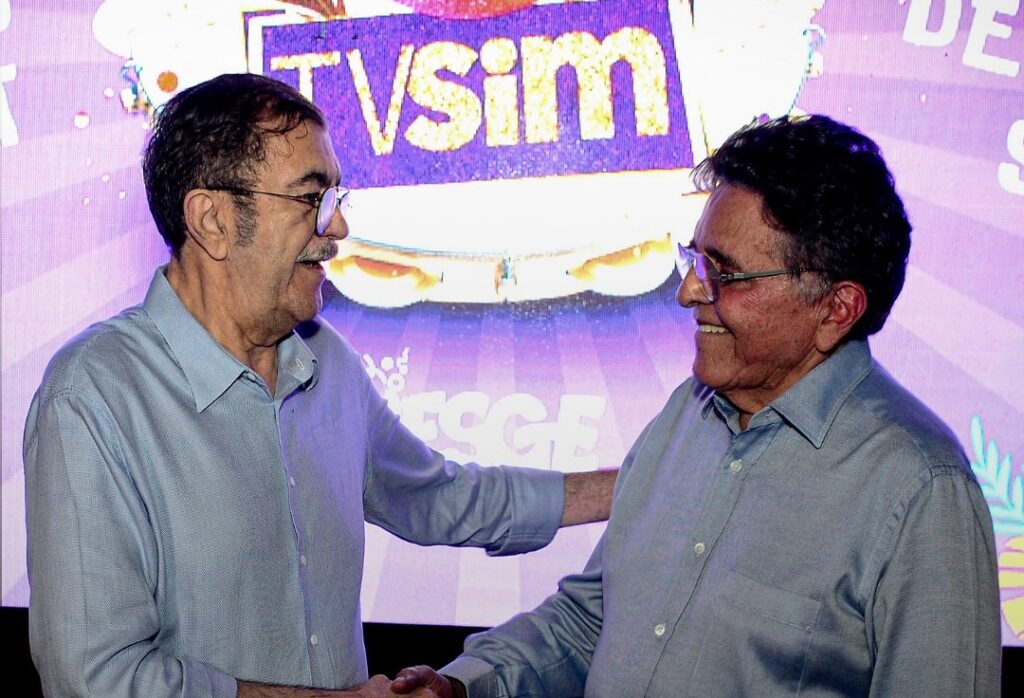 Walter Cavalcante Júnior e Rui Baromeu comemoram o anúncio da TV SIM como nova emissora oficial do Carnaval de Vitória a partir de 2026