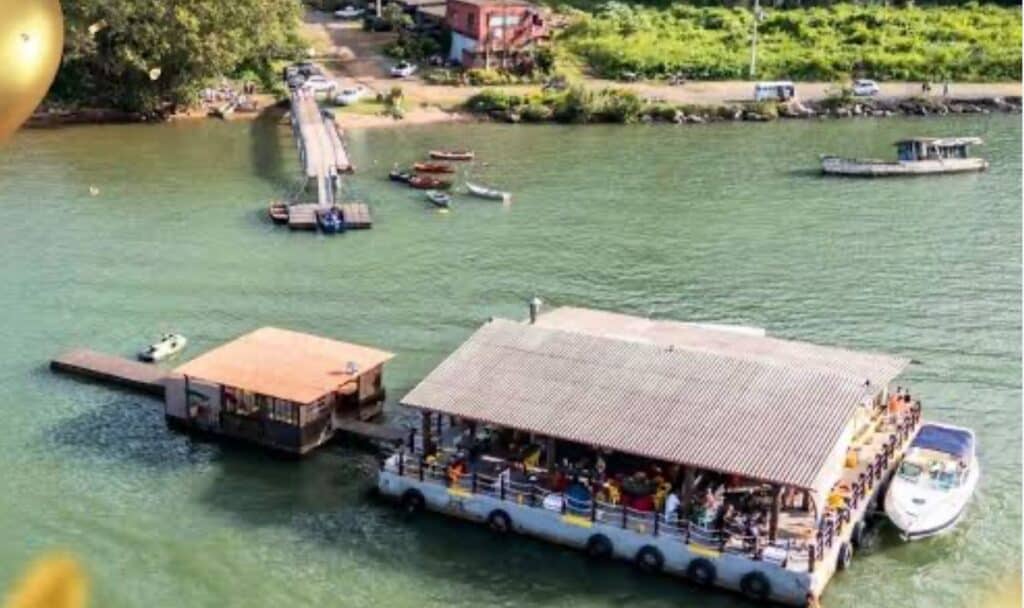 O restaurante flutuante Di Marino funcionava na Prainha da Glória, em Vila Velha. Foto: Divulgação