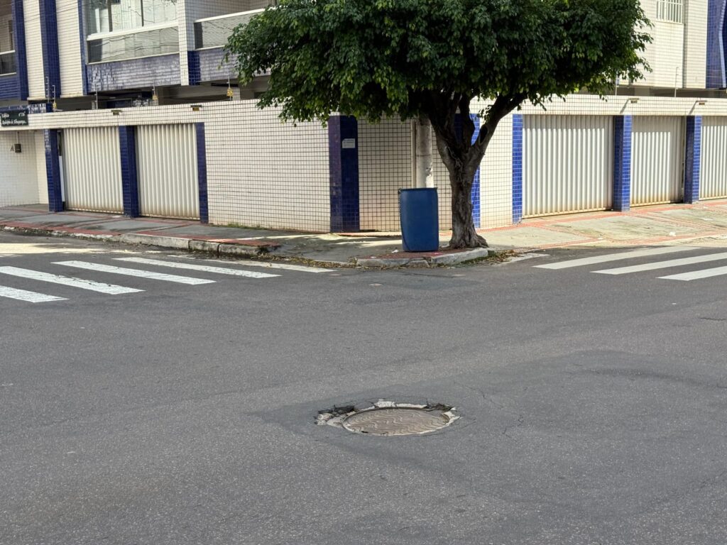 Motoristas também sofrem com os bueiros desnivelados. Foto: Josué de Oliveira