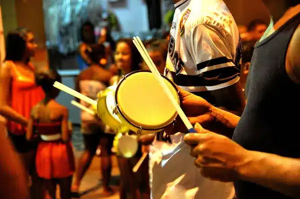Com aulas abertas a todas as idades, a oficina de bateria gratuita da Pega no Samba forma novos ritmistas para o Carnaval 2026. Foto: Divulgação