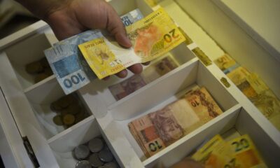 Crédito consignado para trabalhadores começa a valer à partir dessa sexta-feira (16). Foto: Marcello Casal Jr/ Agência Brasil