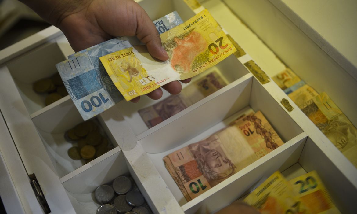 Crédito consignado para trabalhadores começa a valer à partir dessa sexta-feira (16). Foto: Marcello Casal Jr/ Agência Brasil