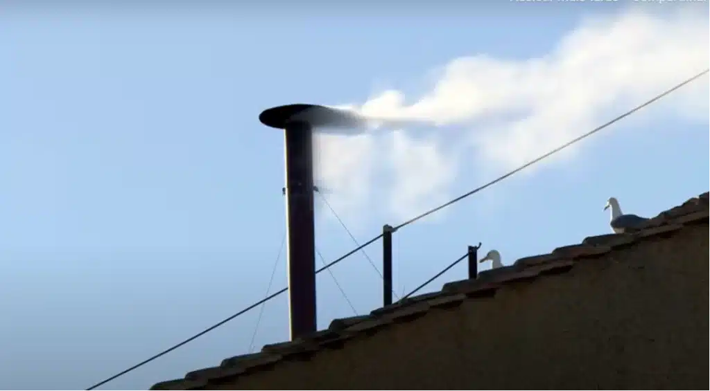 Fumaça Branca na Capela Sistina é o símbolo da eleição do novo Papa. Foto: Reprodução/Vatican Media