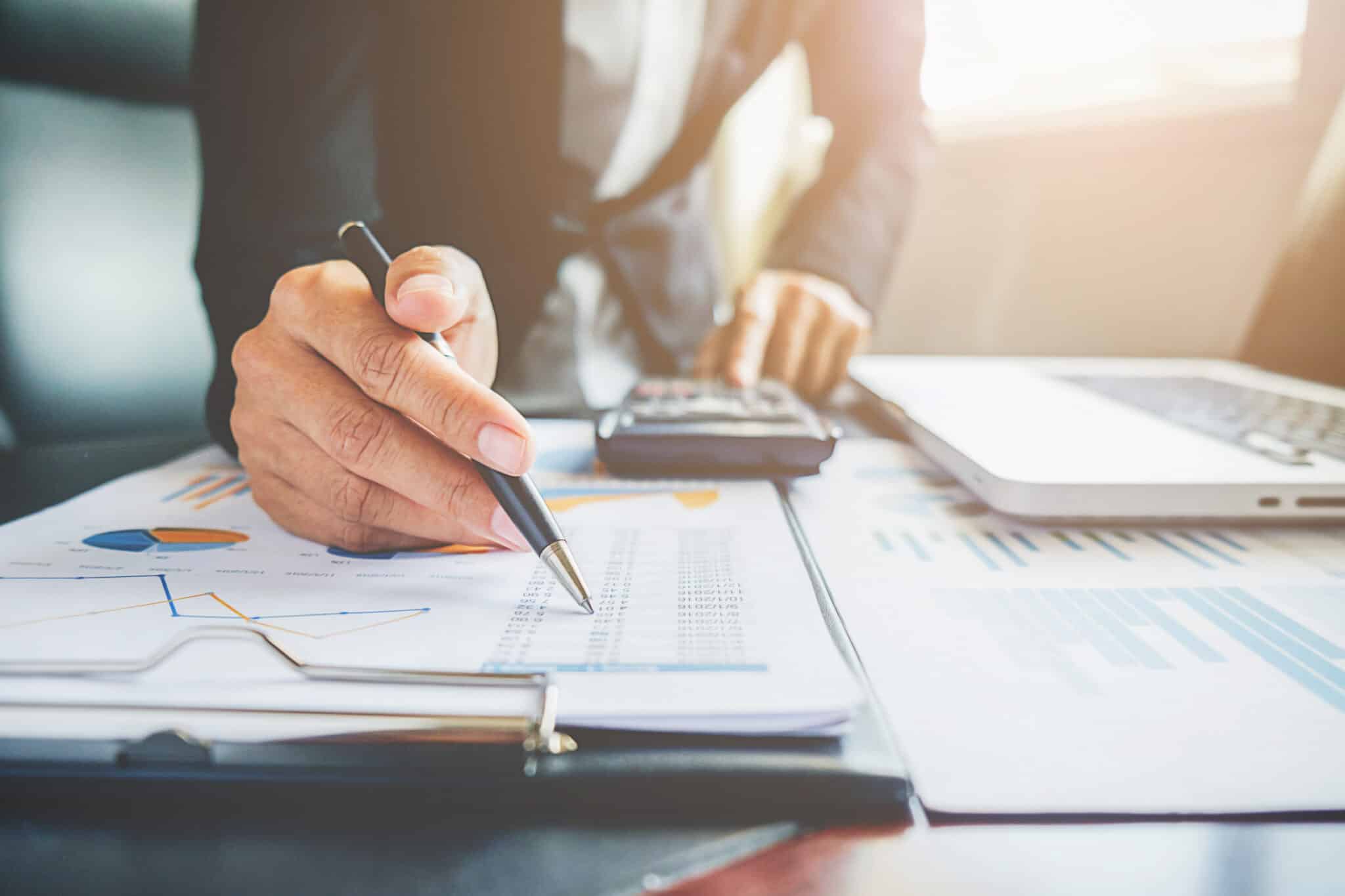 Espírito Santo consolida-se como modelo de Gestão Fiscal Capixaba com menor endividamento do país (27,3% da receita) e 20% de investimentos em infraestrutura, equilibrando austeridade e crescimento sem sobrecarregar contribuintes, segundo dados oficiais da SEFAZ. Foto: Freepik