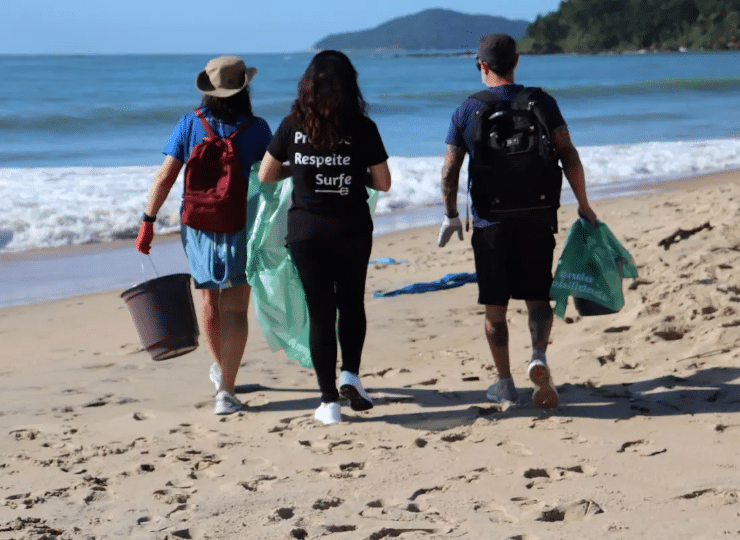 Com intervenções artísticas em praias movimentadas, o Instituto Últimos Refúgios conscientização ambiental no centro do debate. Foto: Divulgação