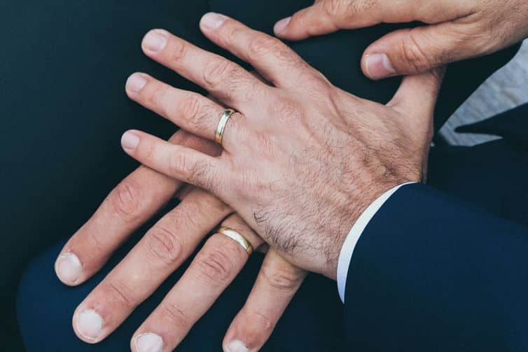 País registrou 4.175 casamentos entre homens em 2023, 4,9% a menos que em 2022 - Foto: Nick Karvounis/Unsplash