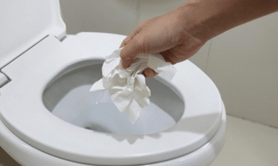 O descarte incorreto de itens como medicamentos, plásticos e óleos em ralos e vasos sanitários causa entupimentos crônicos. Foto: Freepik