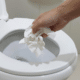 O descarte incorreto de itens como medicamentos, plásticos e óleos em ralos e vasos sanitários causa entupimentos crônicos. Foto: Freepik