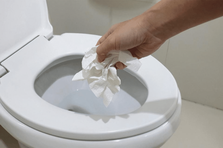O descarte incorreto de itens como medicamentos, plásticos e óleos em ralos e vasos sanitários causa entupimentos crônicos. Foto: Freepik