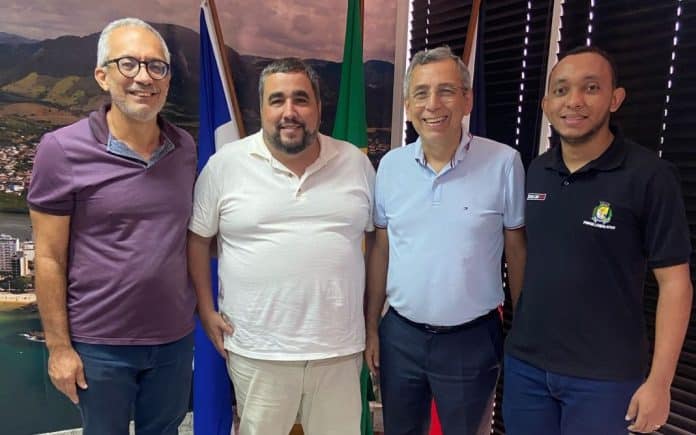 O secretário de Turismo de Guarapari, Fernando Otávio, ao lado do prefeito Rodrigo Borges e do pastor Evaldo Carlos. Foto: Prefeitura de Guarapari