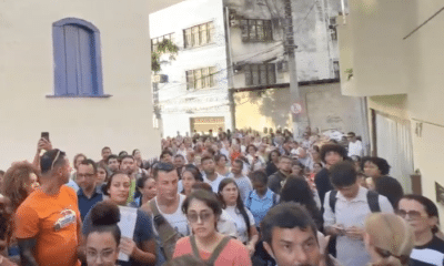 Centenas de funcionários da categoria estavam desde cedo na região. Foto: Reprodução/TV Sim