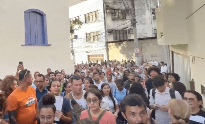 Centenas de funcionários da categoria estavam desde cedo na região. Foto: Reprodução/TV Sim