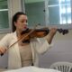 A violinista Érica Moreira atravessou as portas da UTI com o instrumento nas mãos para um momento que misturou saudade e afeto