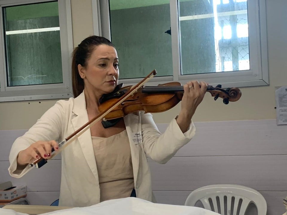 A violinista Érica Moreira atravessou as portas da UTI com o instrumento nas mãos para um momento que misturou saudade e afeto