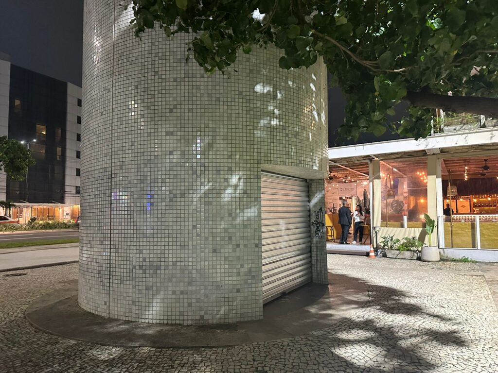 Apesar do alto investimento, banheiros seguem fechados e fora de uso na orla de Camburi