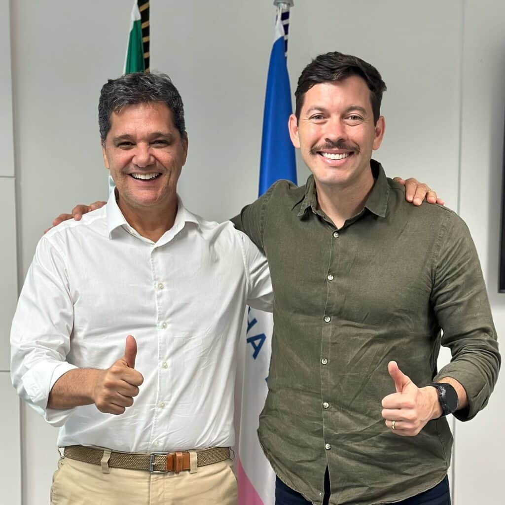Arnaldinho de bigode, e Ricardo com as barbas de molho... Foto: reprodução Facebook