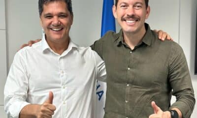 Arnaldinho de bigode, e Ricardo com as barbas de molho... Foto: reprodução Facebook