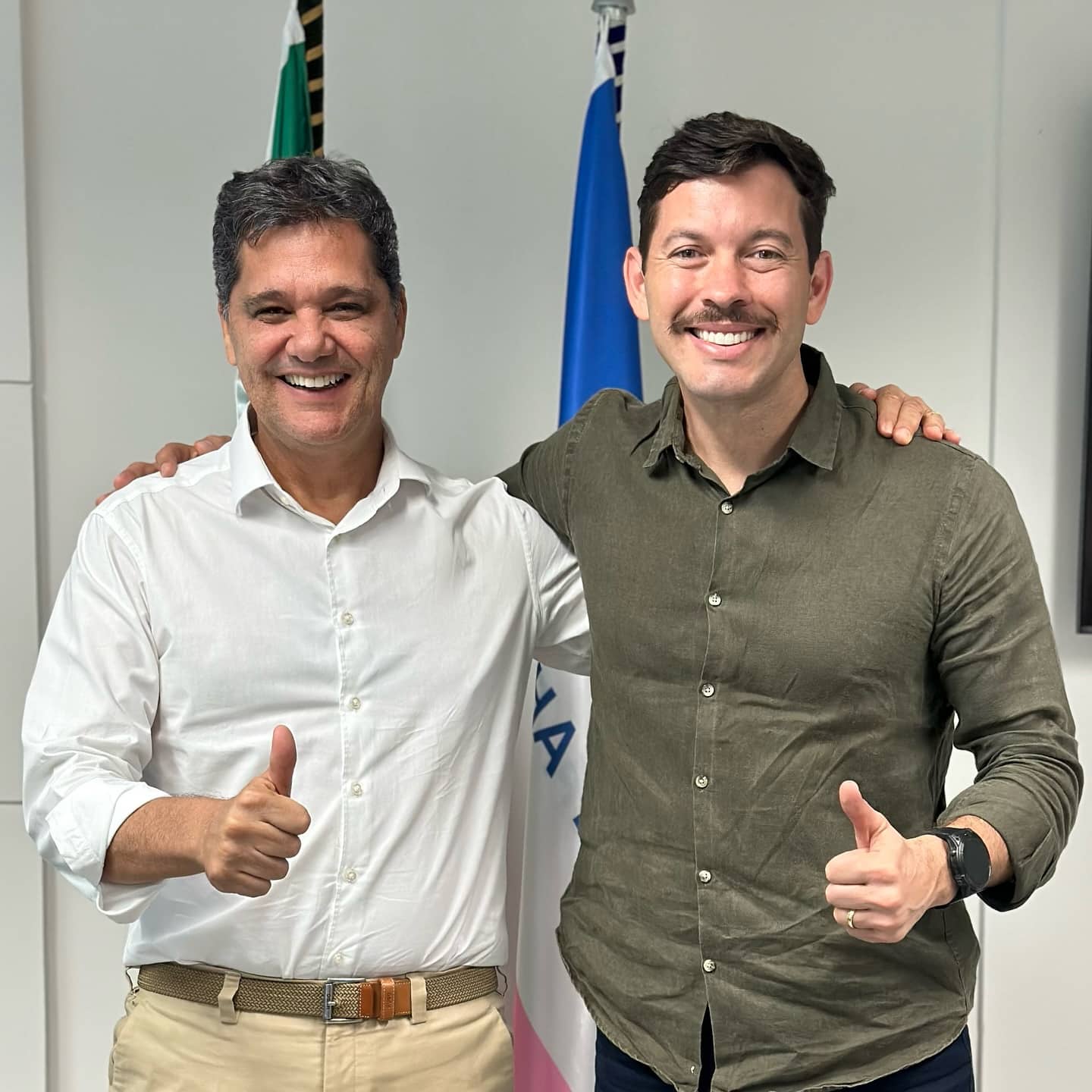 Arnaldinho de bigode, e Ricardo com as barbas de molho... Foto: reprodução Facebook