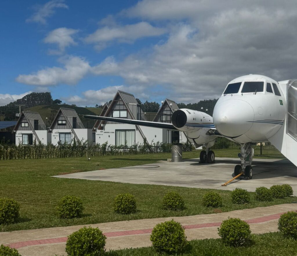 Avião e bangalôs estarão disponíveis para hóspedes a partir de 20 de julho