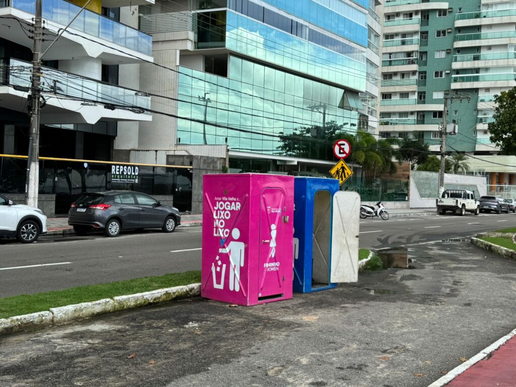 Banheiros químicos instalados na orla de Vila Velha