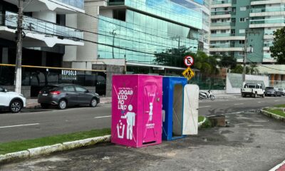 Banheiros químicos instalados na orla de Vila Velha