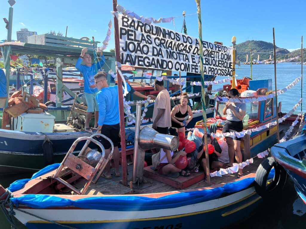 Barco da Educação na procissão marítima de São Pedro, em Vitória
