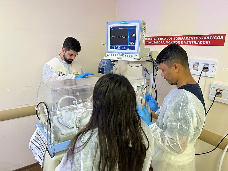 Bebê com malformação é batizado em UTI Neonatal do Hospital Estadual Dr. Jayme Santos Neves 2