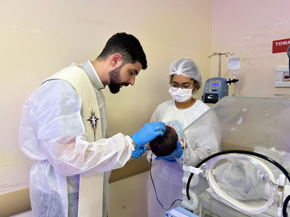 Bebê com malformação é batizado em UTI Neonatal do Hospital Estadual Dr. Jayme Santos Neves