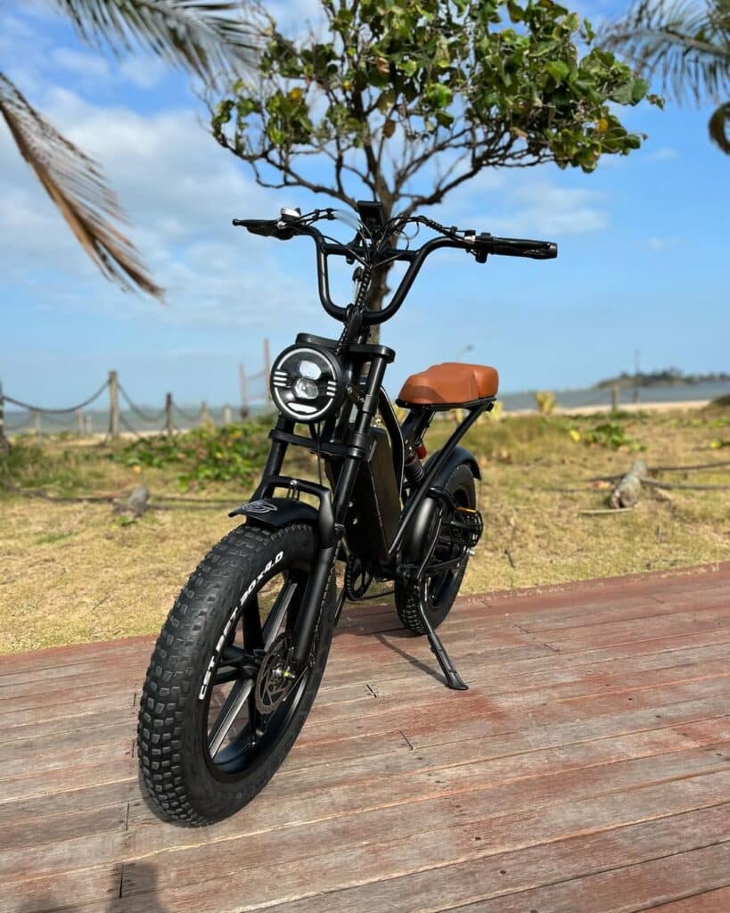 Bike elétrica na orla de Camburi, em Vitória