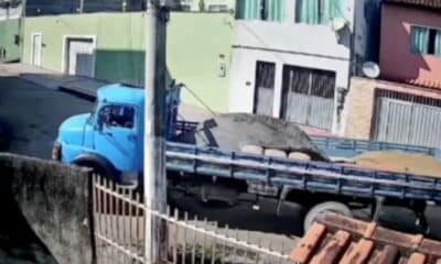 Buraco se abre e caminhão afunda no asfalto em Vila Velha